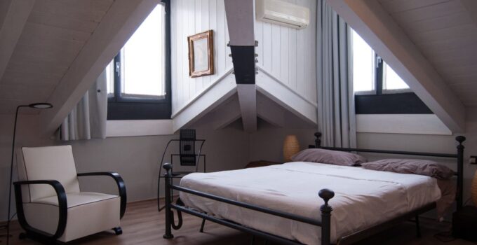 15 Ideas for How to Decorate a Slanted Wall Bedroom