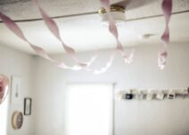 How to Hang Decorations from the Ceiling: 4 Discreet Methods How to Hang Decorations from the Ceiling: 4 Discreet Methods